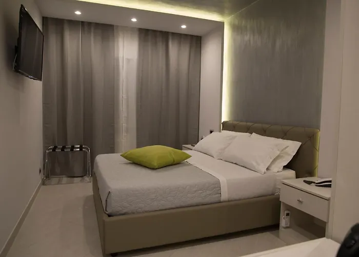 לינה וארוחת בוקר Rossini Luxury רנדה