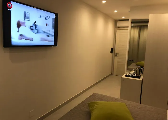 לינה וארוחת בוקר Rossini Luxury 4*