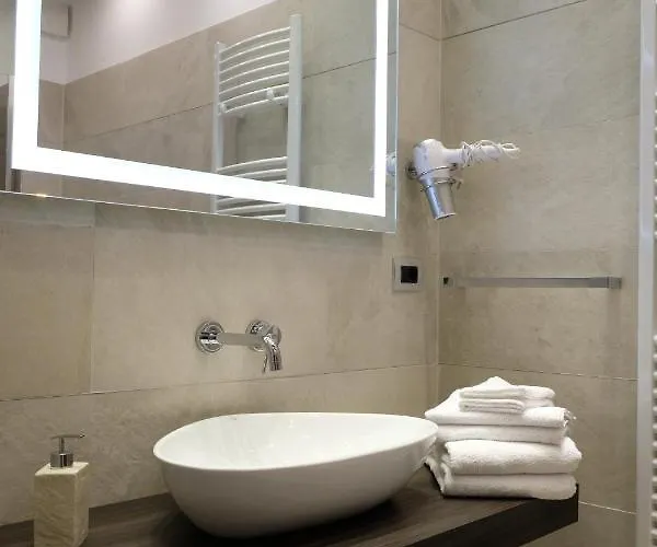 לינה וארוחת בוקר Rossini Luxury רנדה